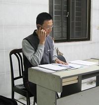 '郑尧成正在用手机给中国人讲真相。'