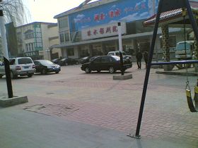 河北省涞水县电影院正在召开全省扶贫会议参加会议的人员近两千人，光记者就有一百多人