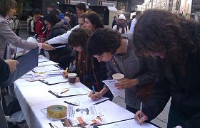 马德里法轮功学员在市中心举行反迫害征签活动