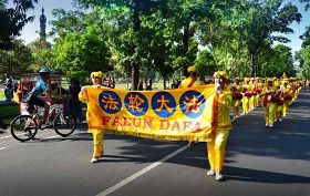 法轮功学员组成的腰鼓队在巴厘岛登巴萨游行