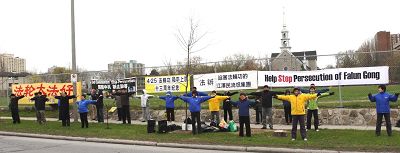 纪念“四二五”十三周年，渥太华法轮功学员在中国驻加拿大使馆前请愿，并呼吁停止迫害。