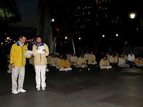 费城的龚医生（右一）在烛光纪念活动上发言