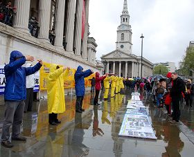 英国法轮功学员在伦敦市中心鸽子广场举行讲真相活动