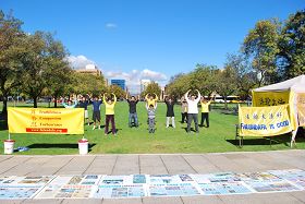 南澳法轮功学员在维多利亚广场集体炼功