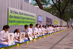 纪念“四·二五”，印尼法轮功学员在雅加达中共大使馆前举行烛光纪念活动。