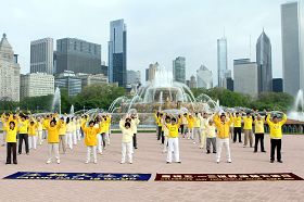二零一二年五月六日，大芝加哥地区法轮功学员在芝加哥白金汉大喷泉集体炼功。