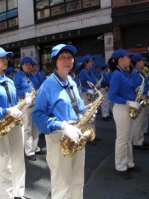 毛女士参加曼哈顿大游行的天国乐团方阵