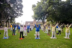 '悉尼学员集体炼功庆祝“法轮大法日”'