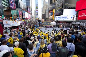 法轮功学员在纽约时代广场欢庆世界法轮大法日
