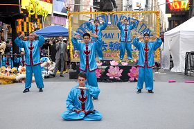 法轮功学员在纽约时代广场演示功法
