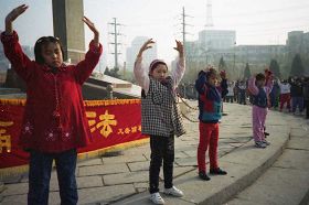 一九九九年四月初，几个炼功点的近千名法轮功学员在沈阳和平广场晨炼——炼功人群中的孩子。