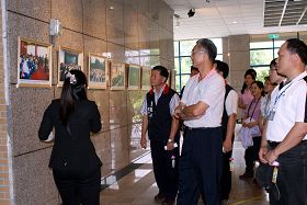 来宾参观国立东华大学正法之路摄影展。