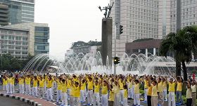 '庆祝世界法轮大法日，印尼雅加达学员在繁华的市区集体大炼功，让人们了解大法美好。'