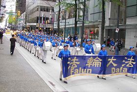 温哥华法轮功学员游行庆祝大法弘传二十周年