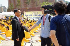 韩国法轮大法佛学会发言人接受AP通讯社记者采访
