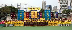 二零一二年五月六日，数百名在香港的中外法轮功学员庆祝法轮大法洪传二十周年，同时恭贺师尊华诞。