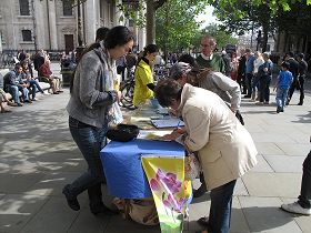 在圣马丁广场了解法轮功真相的民众积极签名反迫害