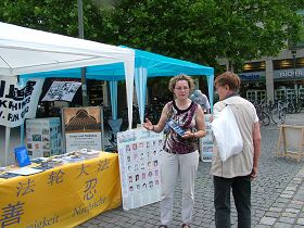 德国爱尔兰根（Erlangen）的市中心广场上的征签活动