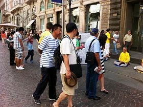 中国游客阅读法轮功真相展板