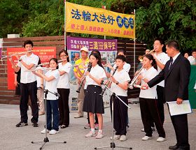 腰鼓队和小弟子分别表演“法轮大法好”等乐曲，吸引很多大陆民众驻足聆听观看