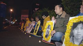 新西兰学员于奥克兰中领馆前烛光守夜，悼念中国大陆被迫害致死的学员。