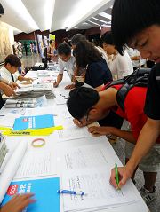 了解真相的民众、学生纷纷签名支持营救钟鼎邦
