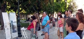 游客在雅典市中心中央广场阅读法轮功真相展板