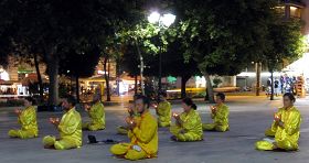 雅典市中心中央广场上，法轮功学员烛光悼念被中共迫害致死的同修