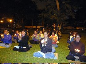 秘鲁部份法轮功学员在中领馆前举行烛光悼念活动