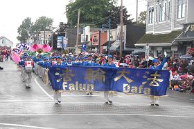 温哥华地区法轮功学员参加列治文市游行，图为天国乐团。