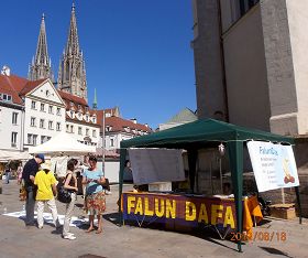 法轮功学员在德国雷根斯堡市中心举办信息日活动