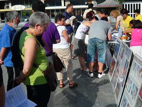 圣赛巴司蒂安市民及来自世界各地的游客签字声援法轮功反迫害