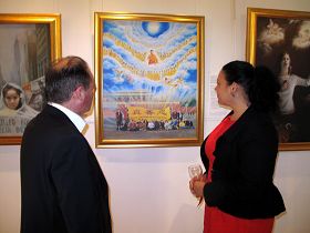 伊恩•温菲尔德议员和妻子艾丽森一起观赏着最让他们感动的画作《为你而来》
