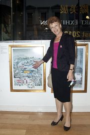 格丽•克兰菲尔德议员在她非常喜爱的画作前留影