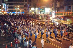 ៭?基隆中元祭大游行”中，法轮功学员组成的天国乐团声势浩大'