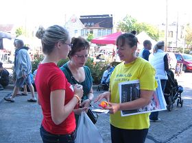 Image for article Wisconsin : Des pratiquants présentent le Falun Dafa au Marché agricole de Wauwatosa