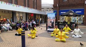 Image for article Royaume-Uni : Présenter le Falun Gong au Carnaval de Kingston