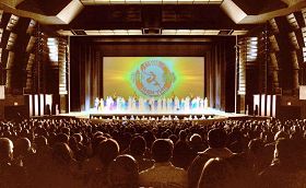 '美国神韵巡回艺术团在温哥华伊丽莎白女皇剧院的演出赢得观众热情欢迎。'