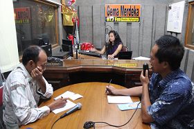 印尼巴厘岛自由回声电台邀请法轮功学员做脱口秀节目