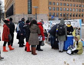 赫尔辛基火车站旁的广场上，人们排队签名，声援法轮功反迫害
