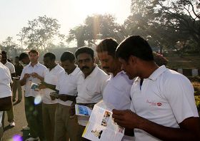 印度警察们学习法轮功功法，并认真阅读真相传单。