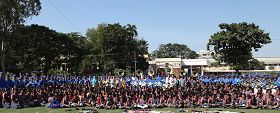 海得拉巴市内的女子学校校长推广学生炼法轮功，全校师生与天国乐团开心合影。