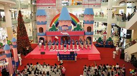 'Gandaria城市购物中心的中央舞台上表演'
