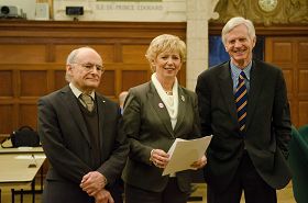大卫‧麦塔斯（左）、大卫‧乔高（右）和国会议员朱迪‧斯格诺（中）在2月5日听证会上合影。