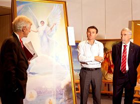 '加拿大前国会议员大卫•乔高（左一）在向澳大利亚国会议员们介绍法轮功真相'