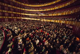 二零一三年四月二十、二十一日在纽约林肯中心大卫寇克剧院的四场演出几乎场场爆满。图为二十一日下午场演出的盛况。