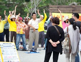 法轮功学员，秉持着“四‧二五”精神，现场功法展示，陆客明显感受到法轮功平和修炼的环境。