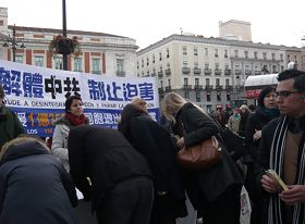 西班牙法轮功学员在太阳门广场揭露中共暴行