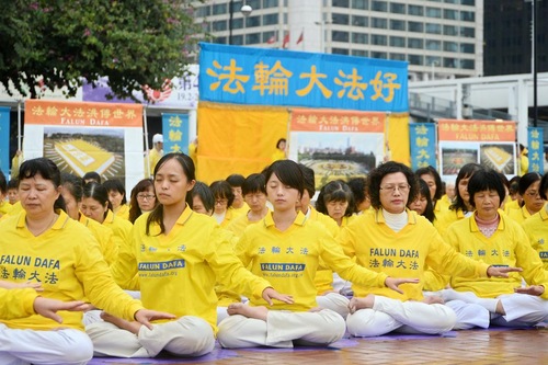 Praktisi Falun Gong membentuk huruf Mandarin 