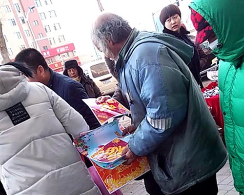 Penduduk di seluruh kota Changchun gembira menerima materi Falun Dafa.